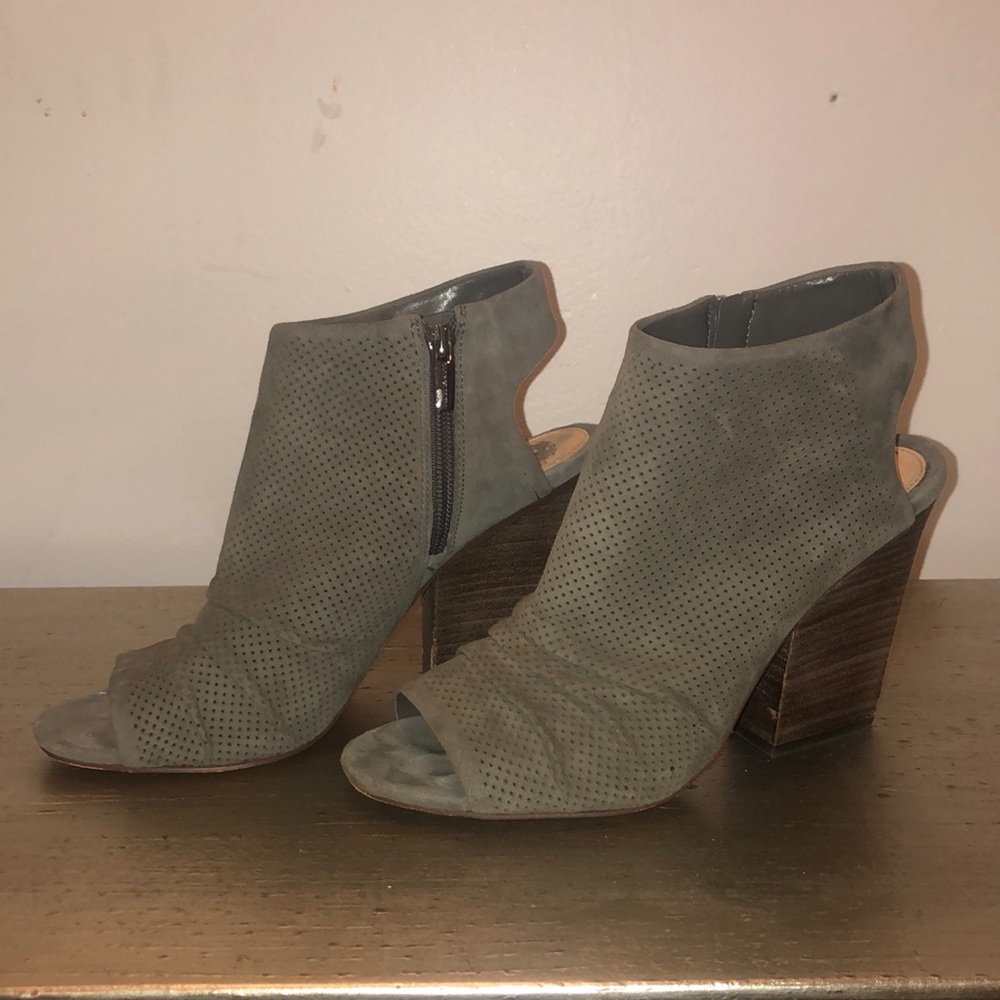 Vince Camino Kentvi grey suede sandals sz. 8.5
